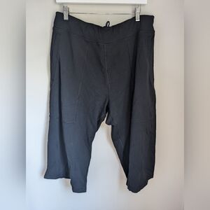 Lululemon Men's XXL Capri Black Shorts